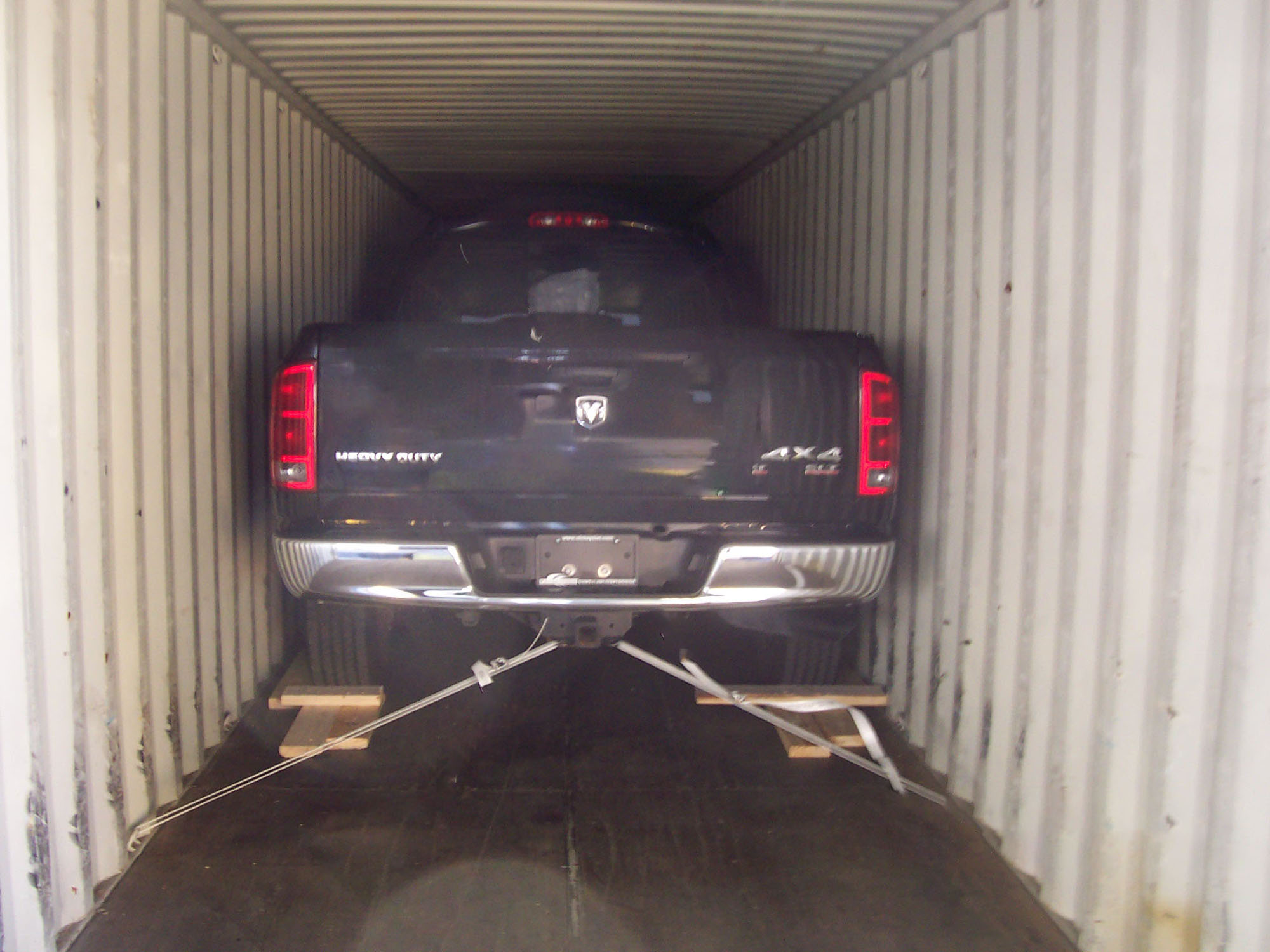 All American Crating | A SUV loading in Container